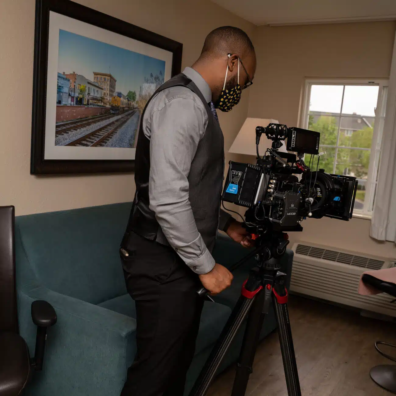 Dontavious Chesson capturing the bride getting her makeup done and disucussing the wedding planning process with her bridesmaids. Dontavious Chesson is using the Blackmagic URSA Mini Pro 12k camera.